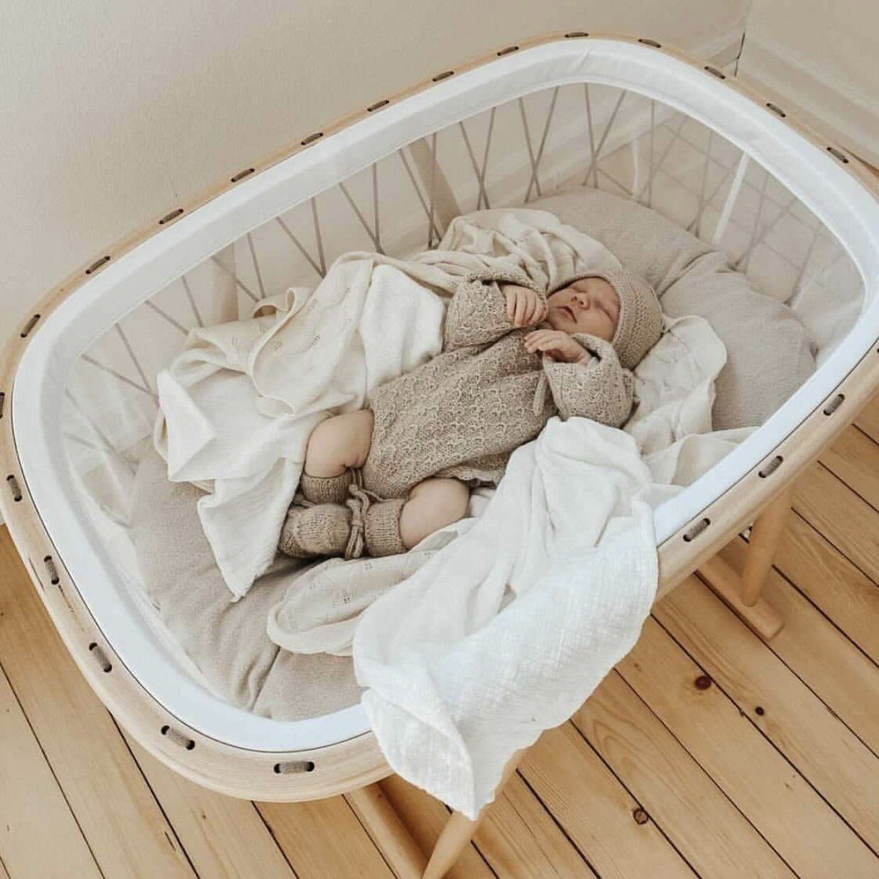 Charlie Crane KUMI Crib Mesh / Hazelnut Bassinet with Mattress +